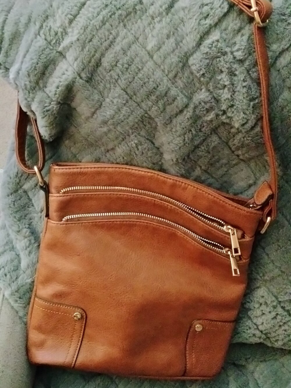 Classic Tan Leather Crossbody Bag - Stylish Everyday Carry